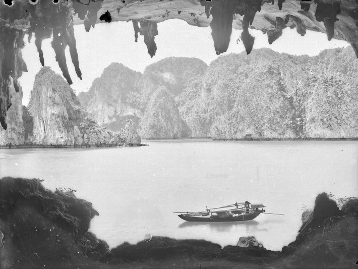 Khung cảnh nhìn từ cửa hang Bồ Nâu, vịnh Hạ Long thập niên 1920.
