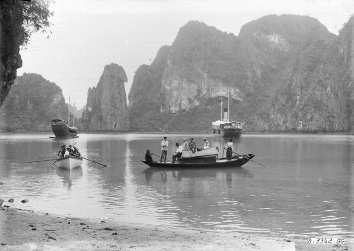 Hang Sửng Sốt nhìn từ bên ngoài. Cửa hang nằm ở lưng chừng núi.