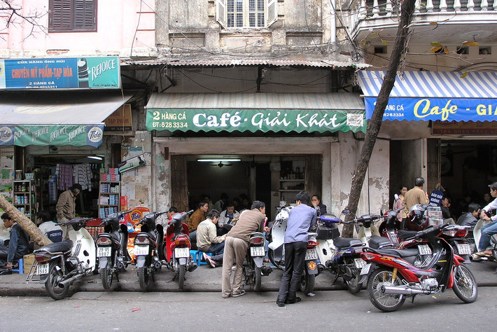 Trên phố Hàng Cá, những chiếc xe máy la liệt, người dân vừa thưởng thức cà phê vừa tán gẫu rôm rả... một hình ành quen thuộc về vỉa hè Hà Nội, 2007. Ảnh: Manfred Sommer / Flickr.