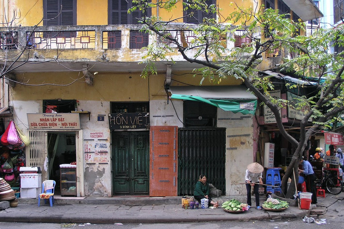 "Hồn Việt" trên hè phố Đinh Liệt.