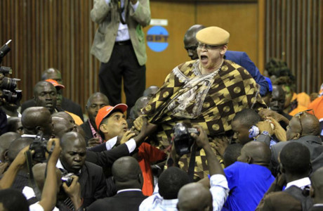 Isaac Mwaura, thành viên được đề cử của Quốc hội Kenya bị đưa ra ngoài vì phản đối một chính sách trong phiên họp ở Nairobi, Kenya.