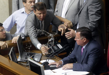 Chính trị gia Oleg Lyashko thủ lĩnh đảng Cấp tiến hắt nước vào Phó Chủ tịch Quốc hội Adam Martynyuk trong một phiên họp của Quốc hội Ukraine.