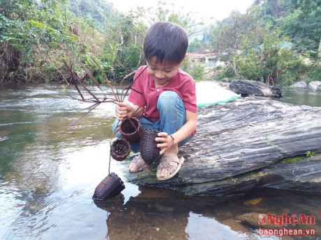 Còn các em nhỏ cũng tranh thủ thả mang xay moi (một dụng cụ săn cá và nòng nọc truyền thống của người Thái) để đặt vào ban ngày.