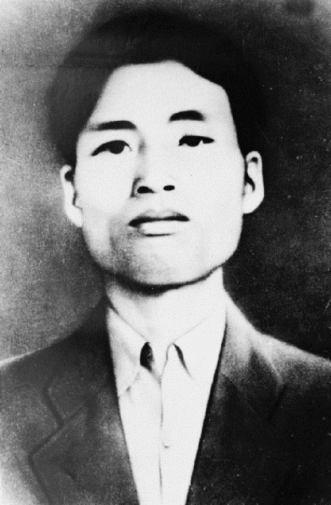 Đồng chí Nguyễn Văn Cừ (1912 - 1941). Nguyên quán: Xã Phù Khê, huyện Từ Sơn, tỉnh Bắc Ninh. Được bầu tại Hội nghị Trung ương Đảng năm 1938. Nhiệm kỳ: 30/3/1938 - 9/11/1940.