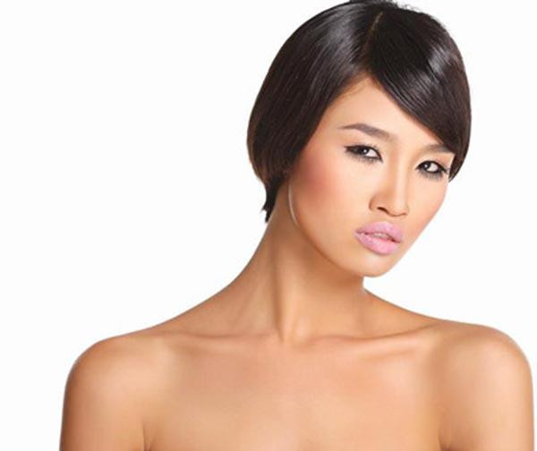 Là người đẹp đầu tiên của Việt Nam được chinh chiến tại cuộc thi nhan sắc lớn nhất nhì hành tinh, song Hoàng Khánh Ngọc không tỏ ra bỡ ngỡ và nhanh chóng ghi dấu ấn với giám khảo và các đối thủ nước bạn ở những hoạt động đầu tiên của "Miss Universe 2004". Dù không may mắn lọt vào bán kết, nhưng Hoàng Khánh Ngọc đã được ban tổ chức cuộc thi trao giải phụ "Best Cawalk - Nữ hoàng sàn diễn". Sau khi về nước, Hoàng Khánh Ngọc trở thành chân dài đắt show ở cả sàn diễn thời trang lẫn làm người mẫu quảng cáo.