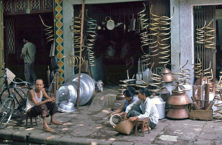 Cửa hàng bán các dụng cụ chưng cất ở phố Hàng Thiếc.