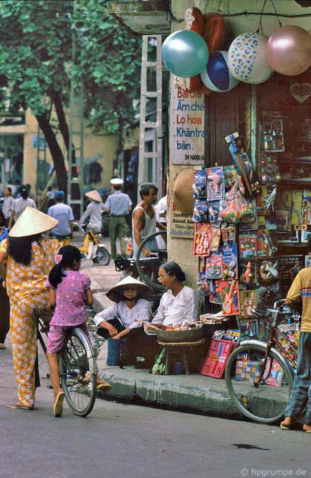 Cửa hàng đồ chơi ở góc Lương Văn Can - Hàng Gai.