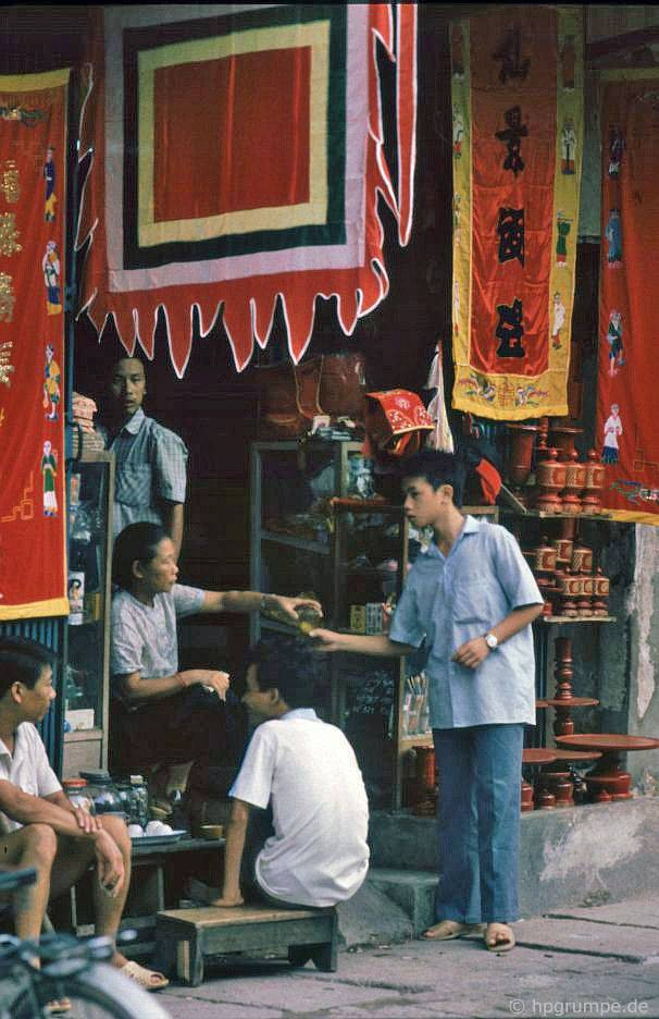 Cửa hàng đồ thờ trên phố Hàng Quạt.