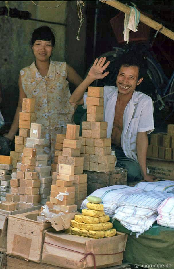 Những cục màu nâu vàng này trông giống như phô-mai, nhưng thực ra là những bánh xà phòng.