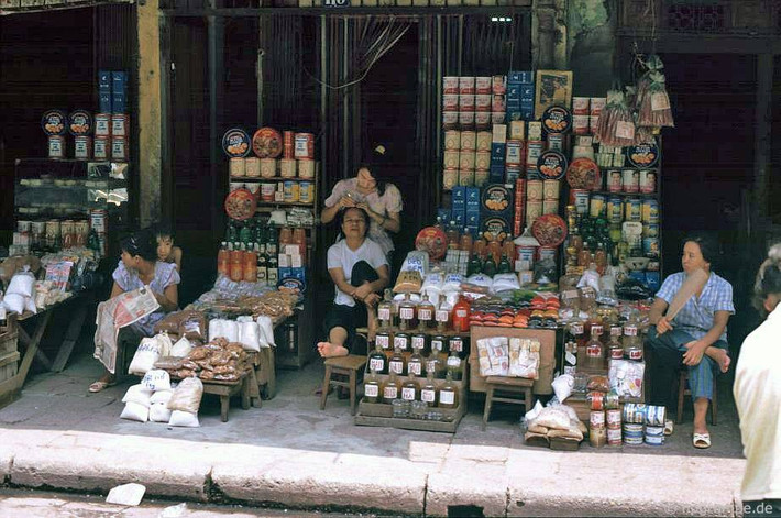 Một cửa hàng khác trên phố Hàng Buồm. Những hũ thủy tinh bày trước quầy đựng các loại hoa quả ngâm.