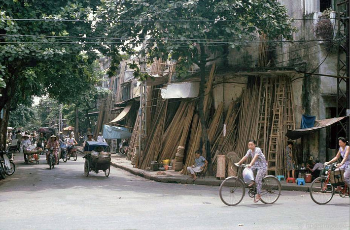 Các cửa hàng bán đồ tre tạo nên khung cảnh đặc trưng ở phố Hàng Vải.