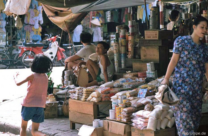Các cửa hàng ở góc phồ này bán đường kính, sữa đặc, sữa bột nhập ngoại, các loại bánh kẹo...