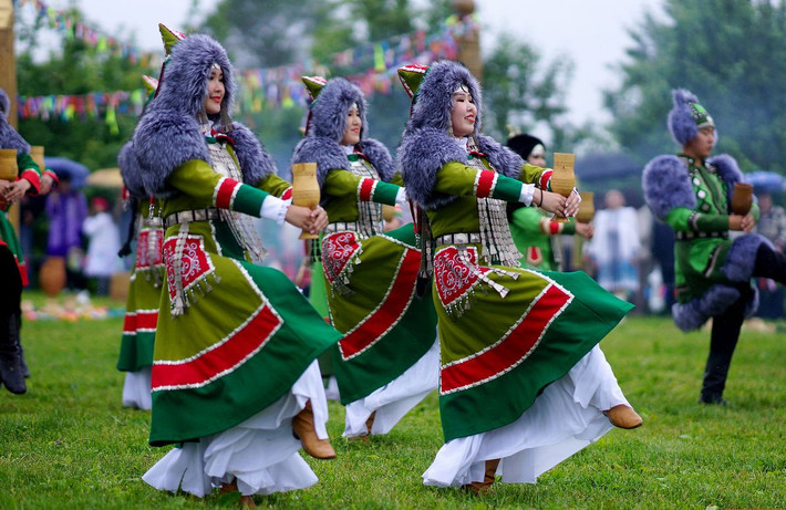 Trong thành phần dân tộc của nước Cộng hòa Sakha, người Yakut hay người Sakha là nhóm sắc tộc chính, chiếm khoảng 50% dân số. Họ thuộc nhóm sắc tộc Turk, từ khu vực xung quanh hồ Baikal di cư đến bên dòng sông Lena - dòng sông chính của nước cộng hòa này - từ nhiều thế kỷ trước. Ảnh: Туры на Дальний Восток.