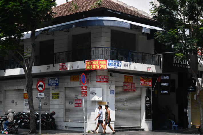 Một căn nhà hai mặt tiền nằm tại ngã tư Ngô Đức Kế - Đồng Khởi đã bỏ trống hơn một năm do ảnh hưởng của dịch Covid-19. Giá cho thuê trước đó khoảng 15.000-20.000 USD/tháng.