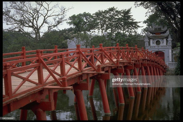 Cầu Thê Húc ở hồ Hoàn Kiếm.