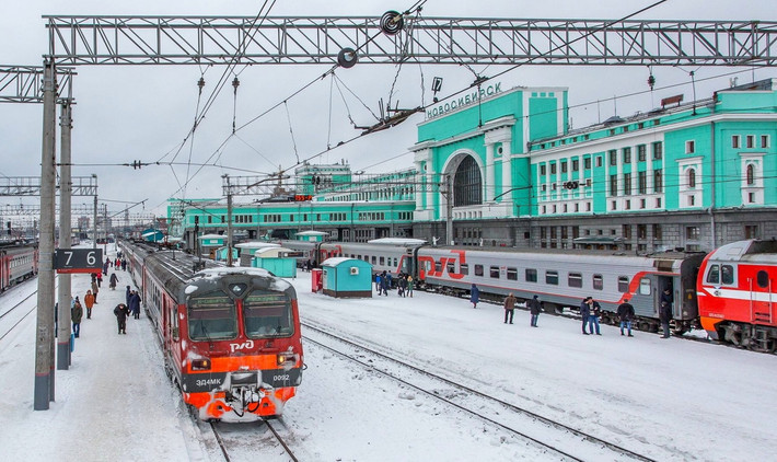 Mỗi ngày có ít nhất 6 chuyến bay qua lại giữa thủ đô Moskva và Novosibirsk, với thời gian bay kéo dài khoảng 4 giờ đồng hồ. Nếu dư dả về thời gian, hành trình đến Novosibirsk bằng tuyến đường sắt xuyên Siberia sẽ là lựa chọn khiến du khách phương xa không có gì phải nuối tiếc... Ảnh: Усть-Илимск информационный.