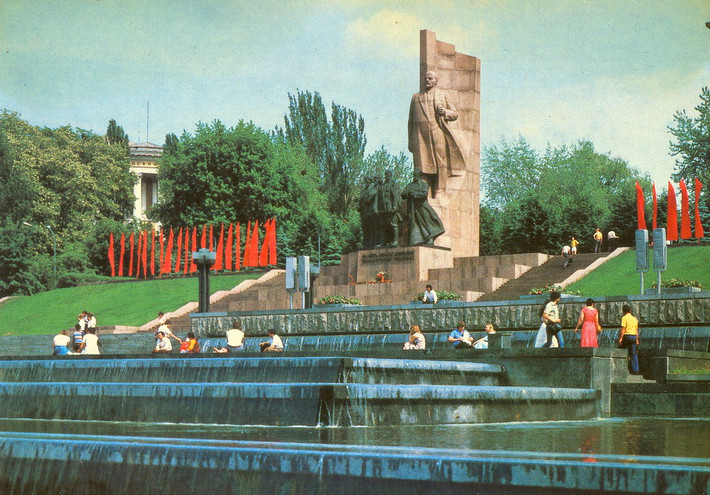 Đài tưởng niệm Cách mạng Tháng Mười, khánh thành năm 1977.