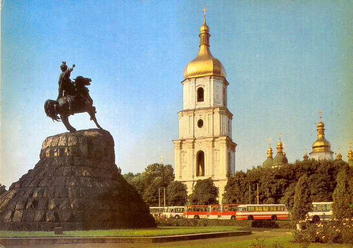 Quảng trường Bogdan Khmelnitsky và Nhà thờ St. Sophia.