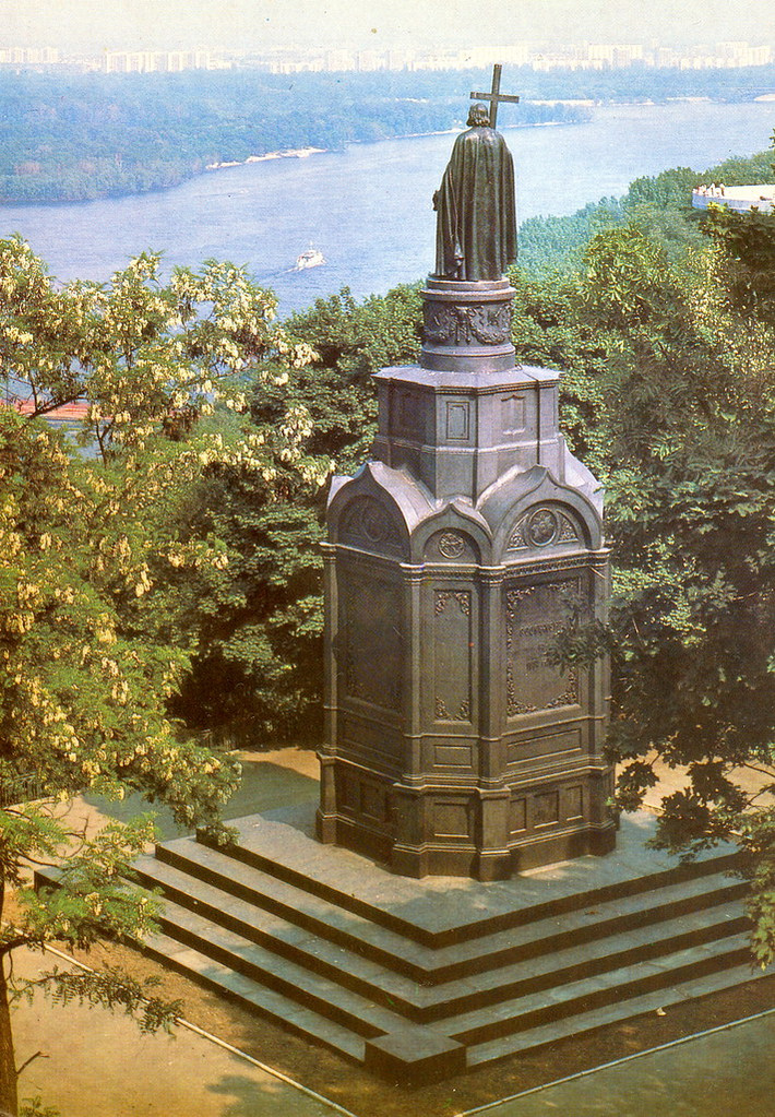 Đài tưởng niệm hoàng tử Sviatoslavich, có từ năm 1853.