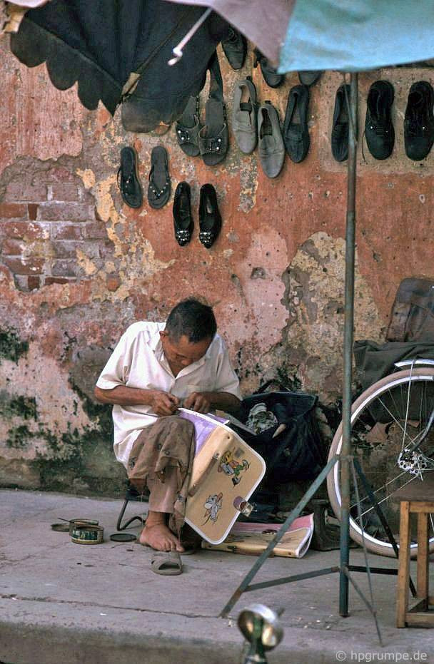 Người thờ giày cao tuổi nhận cả việc sửa cặp học sinh, 1991.