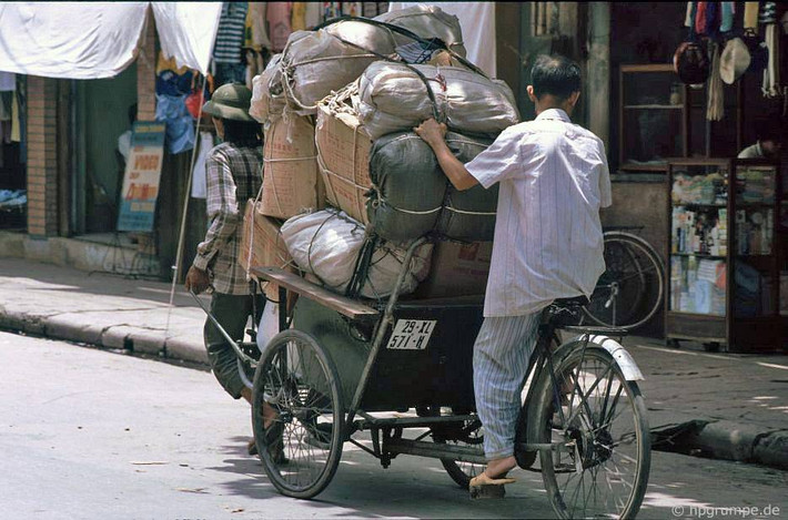 Thồ hàng bằng xích lô, 1991.
