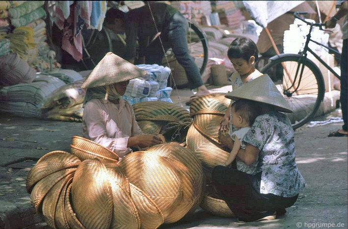 Người phụ nữ nông thôn "buôn thúng bán mẹt" ở chốn thị thành, 1991.