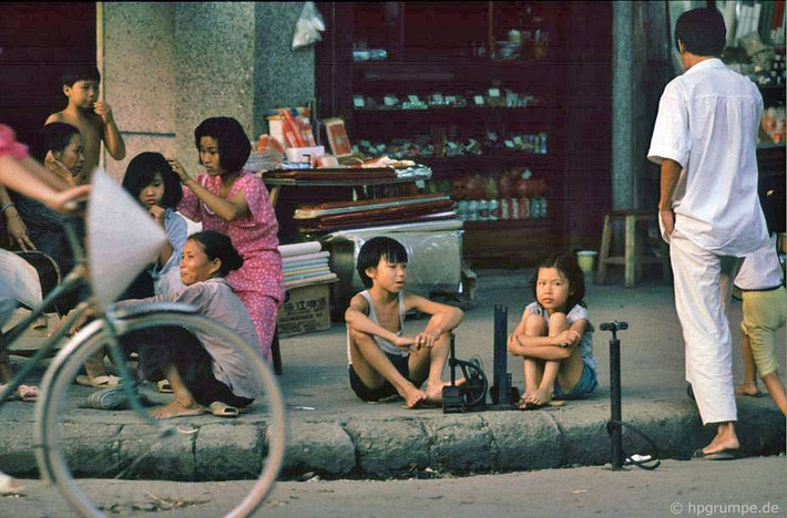 Trẻ em cũng tham gia "ngành nghề" bơm xe đạp.