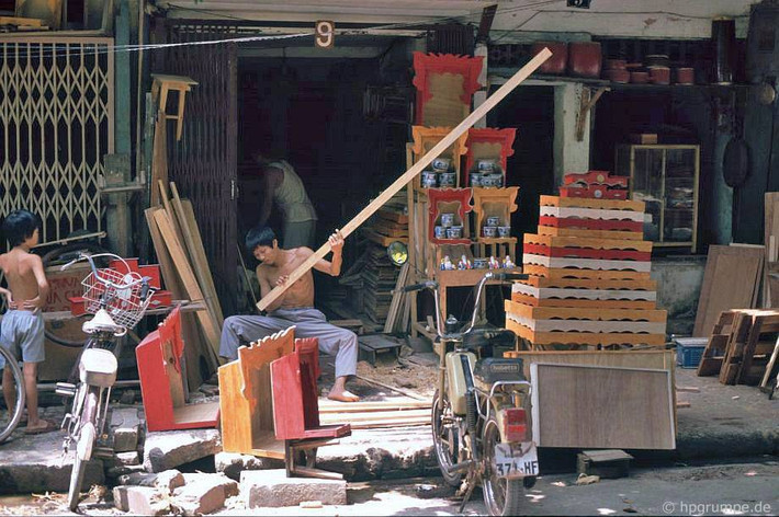 Người thợ mộc ngồi đóng bàn thờ giữa phố, 1991.