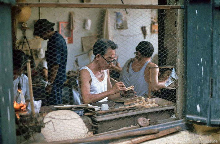 Khung cảnh tại xưởng làm con dấu gỗ nhìn từ ngoài cửa sổ, 1991.