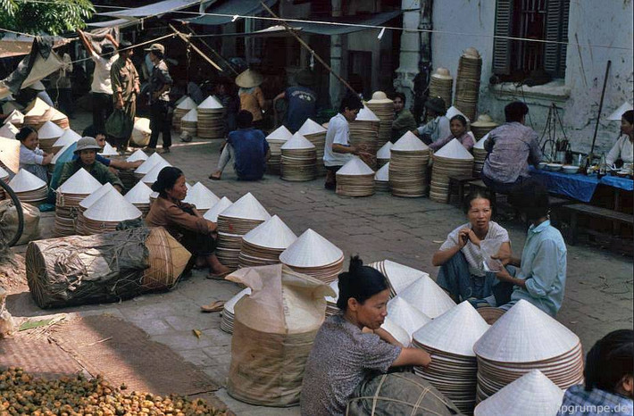 Những người bán nón dạo trên vỉa hè phố cổ, 1991.