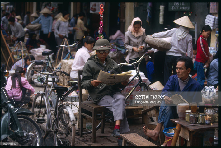 Quán trà đá vỉa hè tại một khu chợ cóc ở Hà Nội năm 1991. Ảnh: Jacques Langevin/Sygma/Sygma via Getty Images.