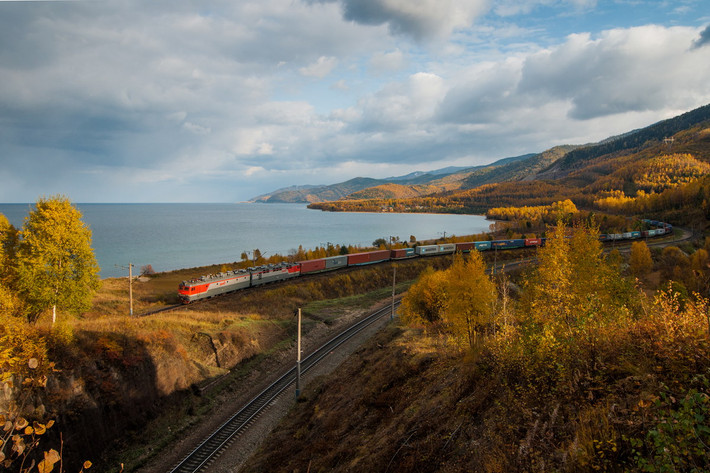 Kết nối thủ đô Moscow với thành phố Vladivostok, Đường sắt xuyên Siberia (Транссибирская железнодорожная магистраль) là tuyến đường sắt trực tiếp dài nhất thế giới. Tuyến đường này đã có tuổi đời hơn một thế kỷ, là một kỳ quan công nghiệp khiến thế giới nể phục người Nga. Ảnh: Викигид.