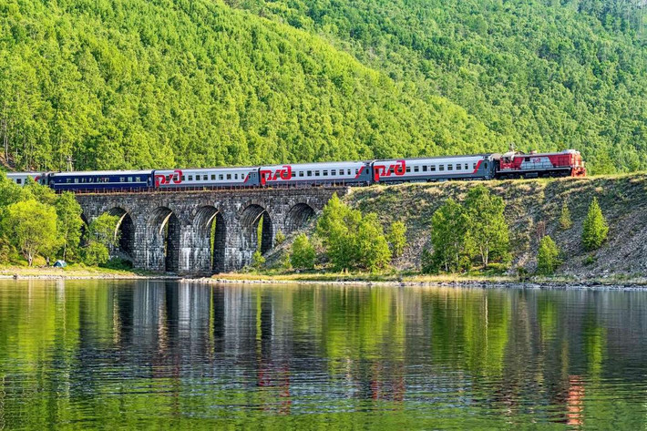 Với chiều dài tuyến chính là 9.259 km, Đường sắt xuyên Siberia kéo dài gần 1/4 chu vi của Trái đất, trong đó có 80 km là cầu bắc qua mặt nước, chạy qua 7/24 múi giờ của thế giới. Ảnh: ТурВопрос.