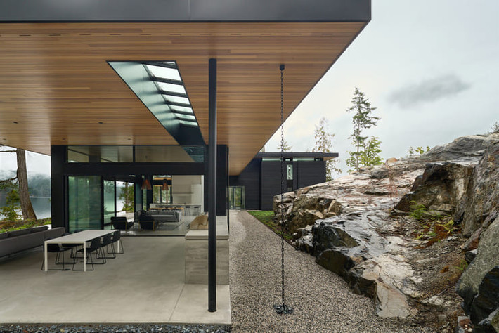 Vertes Retreat là một ngôi nhà nghỉ dưỡng của một gia đình bốn người nằm trên Sunshine Coast ở Canada.