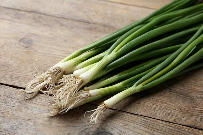 Hành ta hay hành lá (Allium fistulosum) có nguồn gốc từ Đông Á, là loài cây có mùi rất giống hành tây nhưng không phát triển củ và có lá rỗng. Dù thường được sử dụng như một loại rau gia vị, đôi khi chúng cũng được trồng thành chùm để làm cây cảnh.