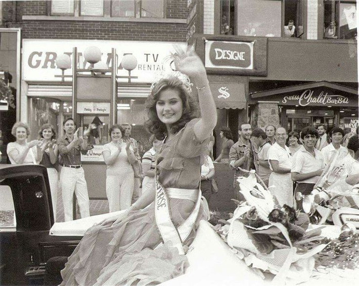 Hiến pháp 1982: Năm 1982, Canada chính thức thông qua Hiến pháp của mình, không cần sự phê chuẩn từ Anh, khẳng định hoàn toàn độc lập. Ảnh: Pinterest.