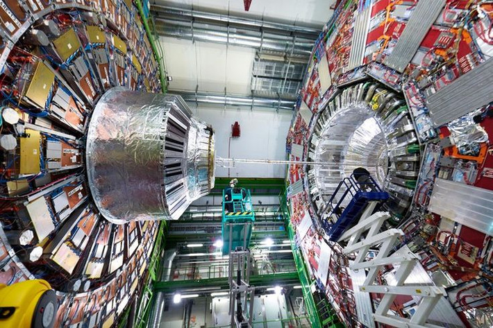 6. Nhiệt độ cực thấp. Máy gia tốc LHC hoạt động ở nhiệt độ cực thấp, gần -271°C, để giữ cho các siêu dẫn hoạt động hiệu quả. Điều này giúp giảm ma sát và đảm bảo quá trình gia tốc diễn ra suôn sẻ. Ảnh: Pinterest.