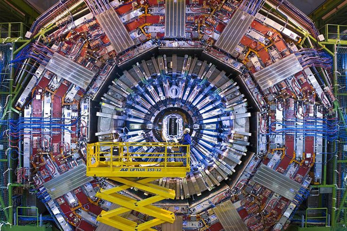 3. Khám phá Higgs boson. LHC đã giúp các nhà khoa học phát hiện ra Higgs boson vào năm 2012, một phần tử quan trọng trong mô hình chuẩn của vật lý hạt. Phát hiện này đã giúp giải thích cách các hạt có khối lượng. Ảnh: Pinterest.