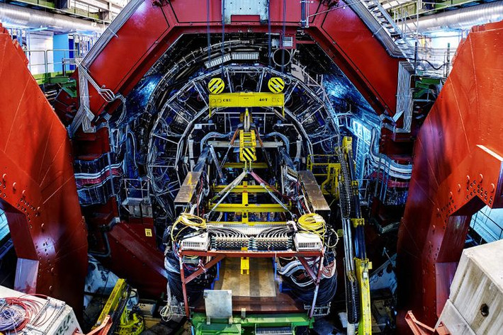 9. Tăng tốc nhiều loại hạt. Mặc dù LHC chủ yếu gia tốc proton, nó cũng có thể gia tốc các hạt khác, chẳng hạn như ion chì, để nghiên cứu điều kiện trong các sao và vũ trụ đầu tiên. Ảnh: Pinterest.