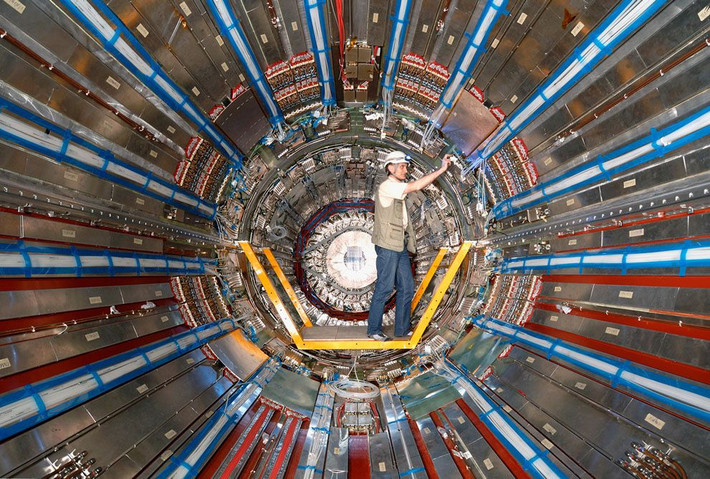 8. Thí nghiệm ATLAS và CMS. LHC có hai thí nghiệm chính là ATLAS và CMS, cả hai đều được thiết kế để phát hiện và phân tích các sản phẩm từ các va chạm hạt. Mỗi thí nghiệm sử dụng các cảm biến cực kỳ nhạy bén để đo lường các dữ liệu. Ảnh: Pinterest.