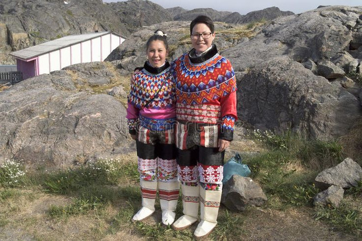 5. Người Inuit là nhóm dân tộc chính. Hầu hết dân cư Greenland là người Inuit, tổ tiên của họ di cư từ vùng Bắc Cực Canada hàng ngàn năm trước. Ảnh: Pinterest.
