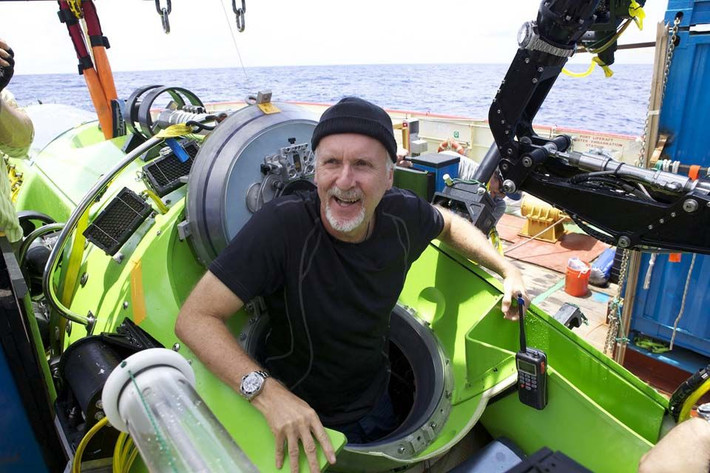 12. Sứ mệnh của James Cameron. Năm 2012, đạo diễn James Cameron trở thành người đầu tiên lặn một mình xuống Challenger Deep bằng tàu ngầm Deepsea Challenger. Ảnh: Pinterest.