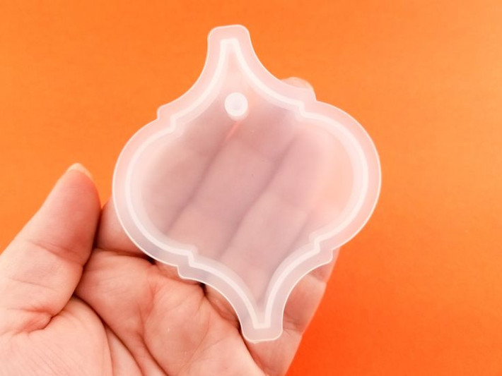14. Ứng dụng trong thời trang và thiết kế. Silicone thường được dùng để sản xuất áo ngực không dây, miếng độn, dây đeo chống trượt và các phụ kiện thời trang nhờ tính đàn hồi và khả năng bám dính. Ảnh: Pinterest.