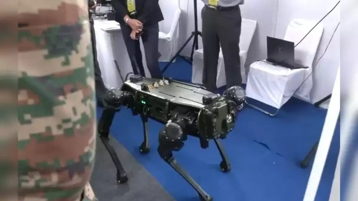 5. Tự động hóa. Chó robot này có khả năng tự động định vị và di chuyển trên nhiều loại địa hình khác nhau, bao gồm cát, đá và bùn. Ảnh: thedefensepost.com.