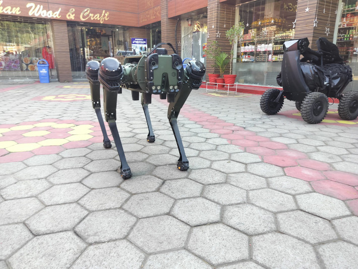 11. Phù hợp với xu hướng hiện đại. Chó robot MULE thể hiện xu hướng quân sự toàn cầu trong việc sử dụng robot để tăng hiệu quả và giảm thiểu rủi ro cho con người. Ảnh: jknewsline.com.