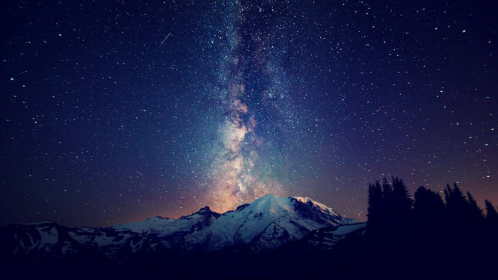 Dạng vệt sáng trên bầu trời: Từ Trái Đất, chúng ta thấy Milky Way như một dải sáng mờ chạy ngang bầu trời, nhờ ánh sáng từ hàng tỷ ngôi sao. Ảnh: Pinterest.