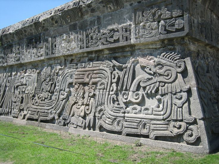 8. Quetzalcoatl và sự đối lập với Tezcatlipoca. Quetzalcoatl là đối thủ của Tezcatlipoca, thần của bóng tối và xung đột trong thần thoại Aztec. Hai thần này có mối quan hệ đối lập, tượng trưng cho sự cân bằng giữa các lực lượng đối kháng: ánh sáng và bóng tối, tạo hóa và hủy diệt. Ảnh: Pinterest.