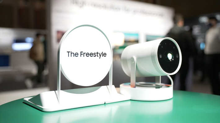 10. Tùy chọn nguồn điện di động. Freestyle Gen 2 có thể hoạt động bằng nguồn điện từ pin sạc dự phòng, phù hợp cho các buổi trình chiếu ngoài trời. Ảnh: Sammobile.