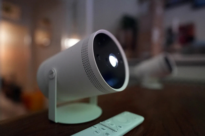 12. Hỗ trợ điều khiển bằng giọng nói. Freestyle Gen 2 tích hợp trợ lý giọng nói như Bixby và Amazon Alexa, cho phép điều khiển dễ dàng mà không cần chạm tay. Ảnh: stuff.