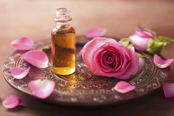Tinh dầu quý giá: Tinh dầu hoa hồng là một trong những loại tinh dầu đắt nhất thế giới, thường được chiết xuất từ hoa hồng Damask hoặc hoa hồng Centifolia. Ảnh: Pinterest.